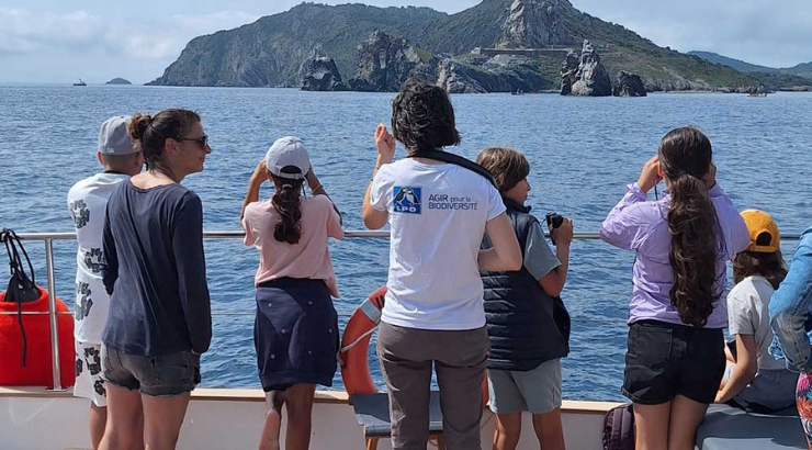 Une classe des Salins d'Hyères embarque pour une sortie de sensibilisation au milieu marin et au respect du vivant